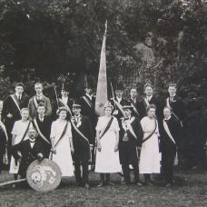 Bild 1: Schützenfest 1922 Hinten v.l.: Johann Feldkamp, Hermann Rehorst, Hermann Greiwe, Heinrich Feldkamp, Wilhelm Elfers, Rudolf Feldhus, Johann Hörstker, Fritz Greiwe, Gerhard Epker (zu Pferd), Heinrich Epker (zu Pferd); Mitte v.l.: Johann Hörstker (zu