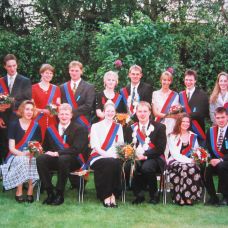 201 Koenigsthron 1996, Hinten v.l.: Mareike Göckenjan u. Holger Hachmann, Britta Wöstmann u. Gerd Schlattmann, Astrid Gude u. Wolfgang Wilmer (Vorjahrskönig), Silke u. Christian Engbring, Irina Schulz u. Heinz Schlattmann; Vorne v.l.: Silke Düttmann u. Ge