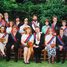 208 Koenigsthron 1998 Hinten v.l.:	Sigrid Köster u. Gerhard (jun.) Wernink, Ilda u. Tim Gottschlich,  	Annette u. Hermann Rottmann (Vorjahrskönig), Andrea Palstring u. Jürgen Wernink, 	Karin Kötterheinrich u. Egbert Löbbering, Vorne v.l.:	Britta u. Christ